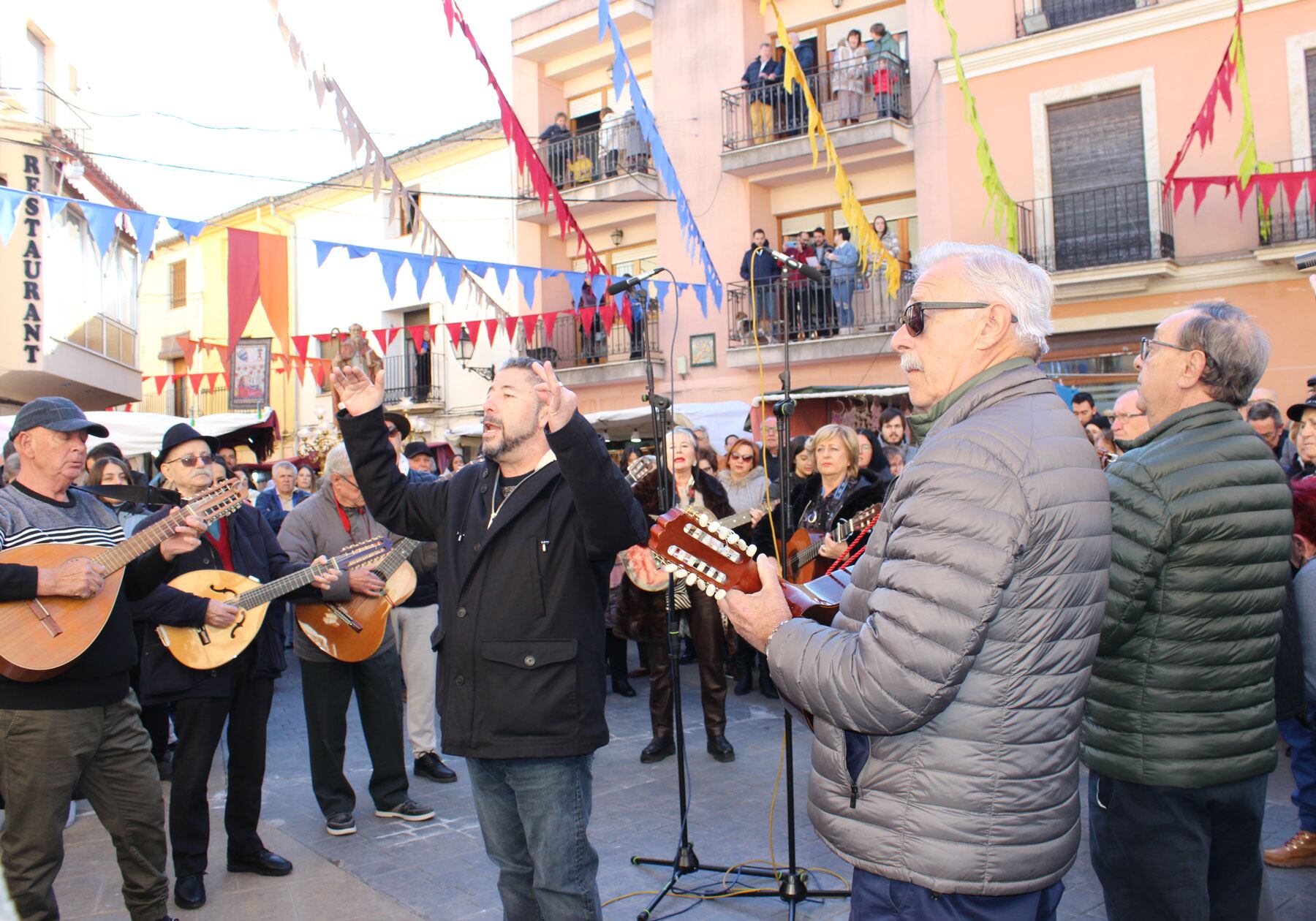 Un instante de la interpretación del himno del Tío Pep