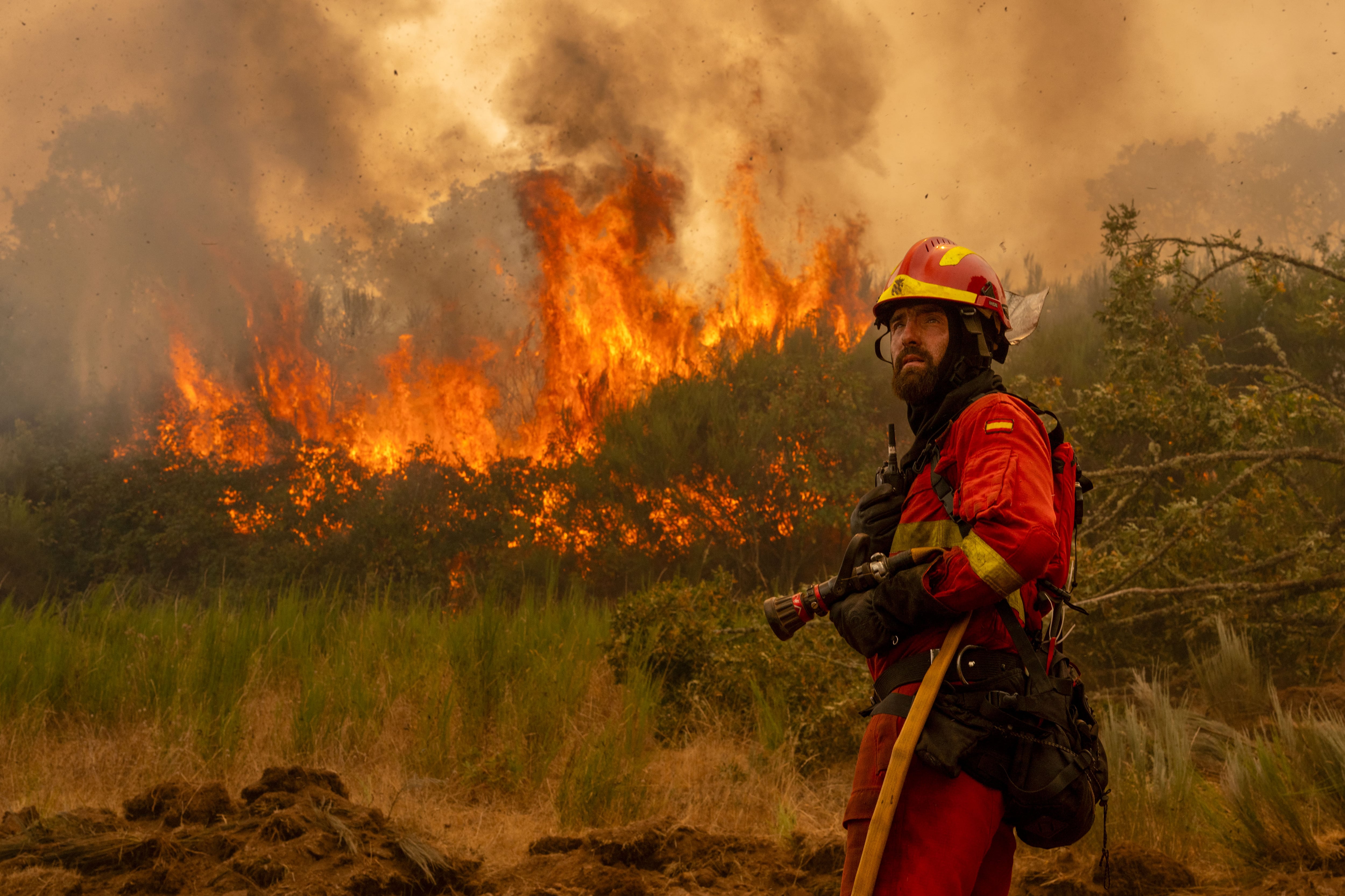 Un efectivo de la Unidad Militar de Emergencias (UME) en la localidad de A Espasa, durante el incendio forestal que permanece activo en Chandrexa de Queixa (Ourense), este martes.