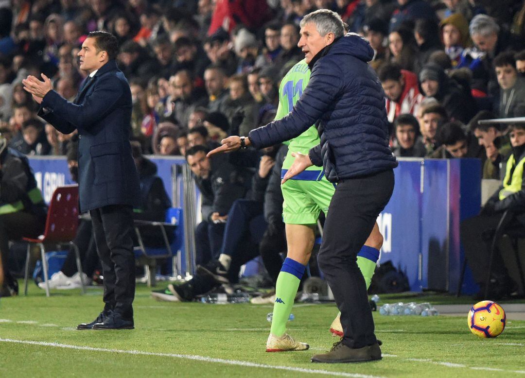 GRAF5098. HUESCA.- El entrenador del Real Betis Quique Setién (d) y Francisco Rodríguez (i), entrenador del Huesca, durante el partido de la jornada 18ª de Liga en Primera División que se juega esta noche en el El Alcoraz, en Huesca. EFE JAVIER BLASCO