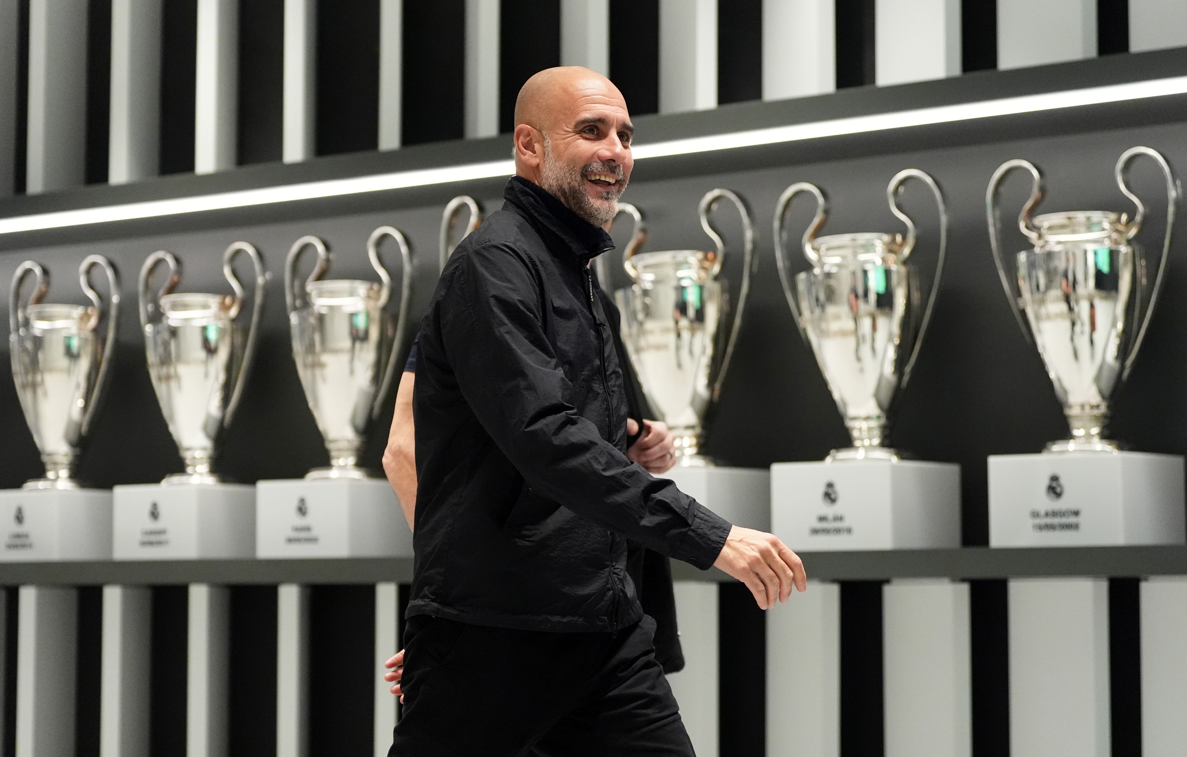 Pep Guardiola, técnico del Manchester City, pasa por delante de las Champions ganadas por el Real Madrid