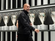 Pep Guardiola, técnico del Manchester City, pasa por delante de las Champions ganadas por el Real Madrid