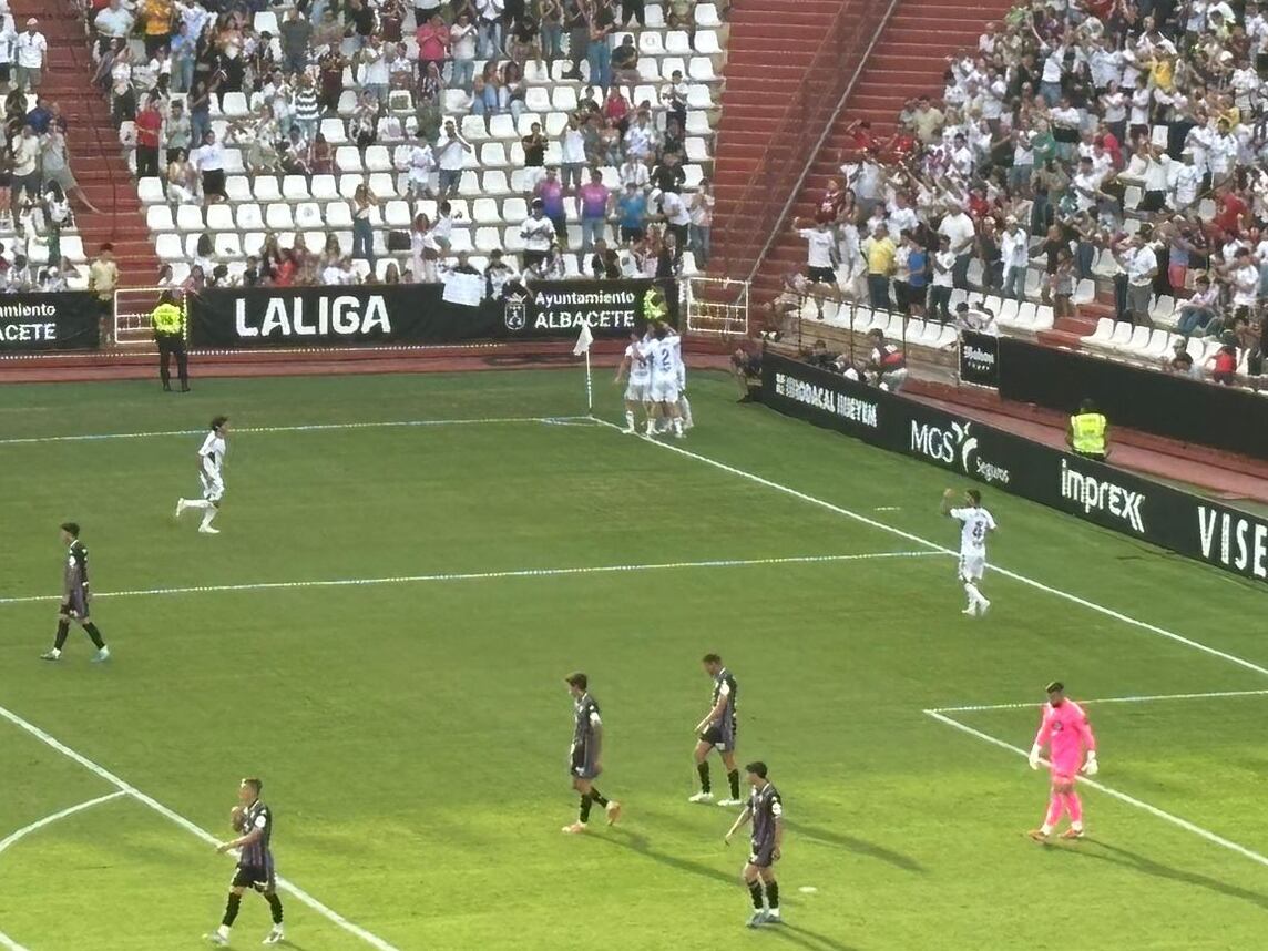 Los jugadores del Alba celebran en gol de Lazo, el segundo del partido
