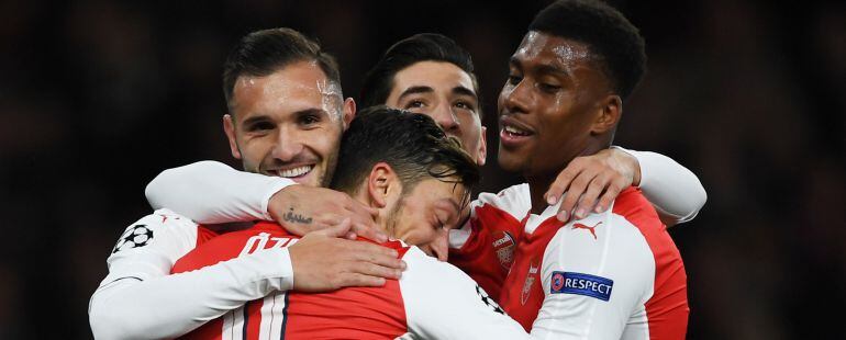 Lucas Pérez se abraza con otros jugadores del Arsenal.