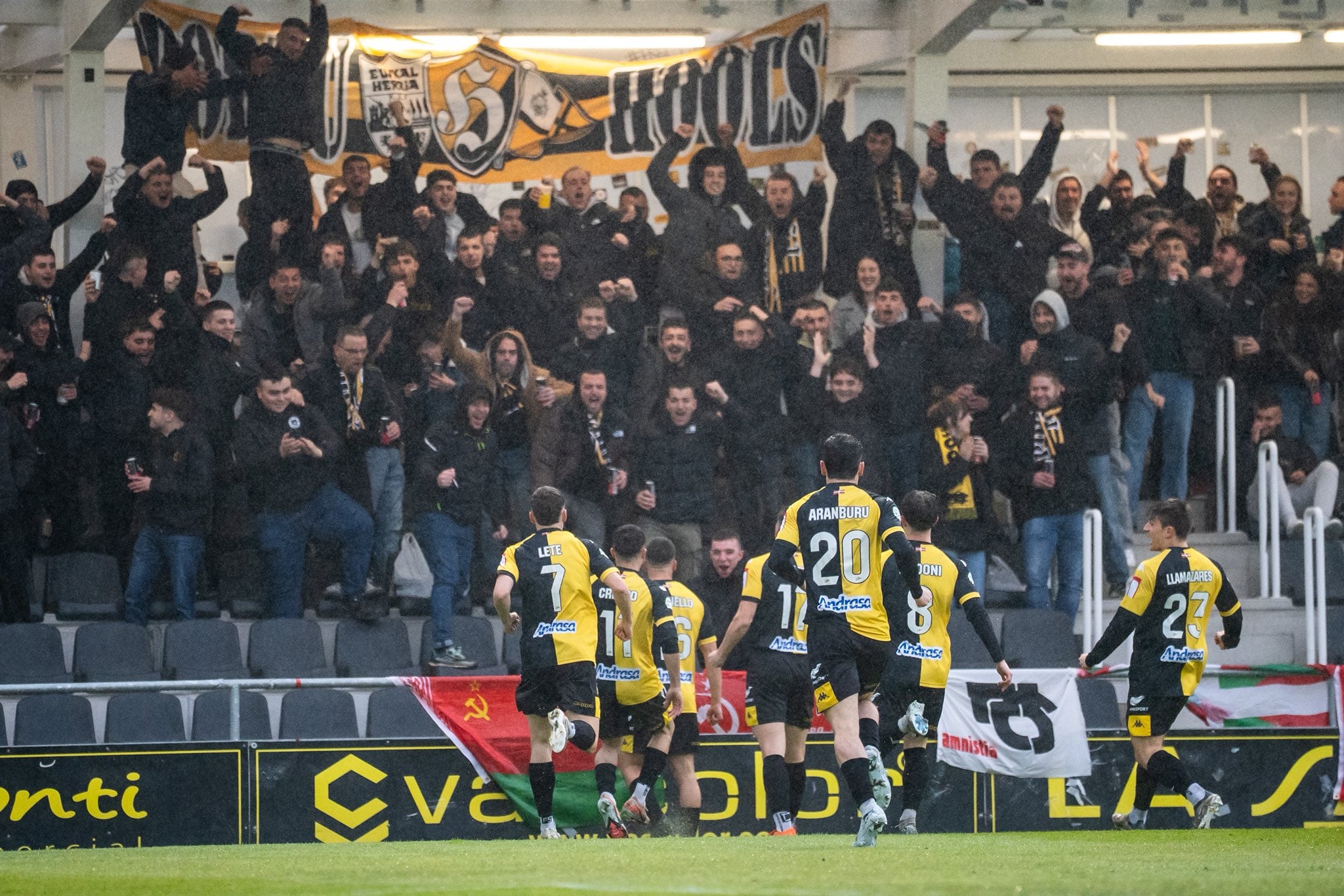 Los jugadores del Portugalete celebran el gol que certificó su ascenso a Segunda RFEF