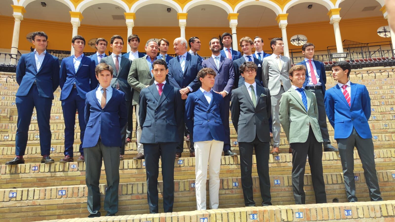 Los novilleros participantes en el ciclo de promoción han posado en los tendidos de la Real Maestranza