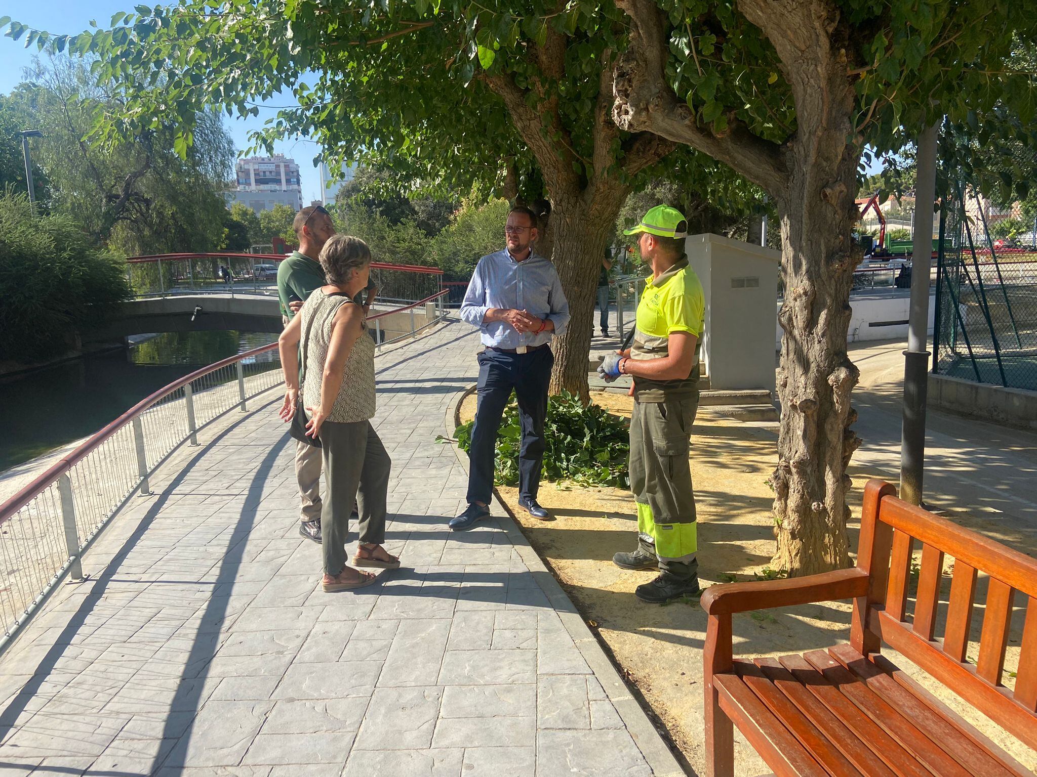 El teniente de alcalde de Desarrollo Urbano y Ciudad Inteligente del Ayuntamiento de Murcia, José Guillén, en el Parque Fofó, donde ha informado de que el Plan Especial de Verano de Parques y Jardines ejecutará más de 120.000 actuaciones hasta septiembre