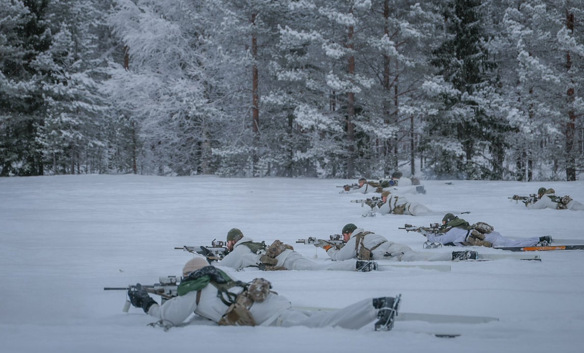 Soldados daneses durante unos ejercicios de tiro en Groenlandia
