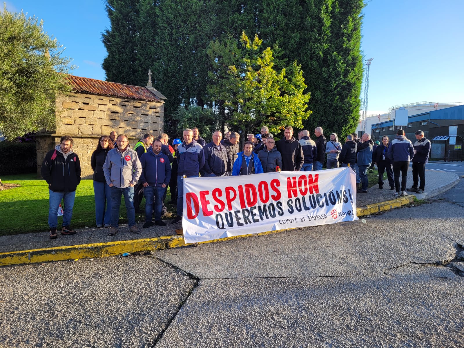 Trabajadores de Navec en la refinería de A Coruña se manifiestan para exigir el cobro de sus salarios