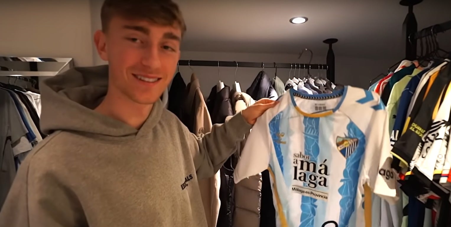 Huijsen posa con la camiseta del Málaga en su domicilio de Inglaterra