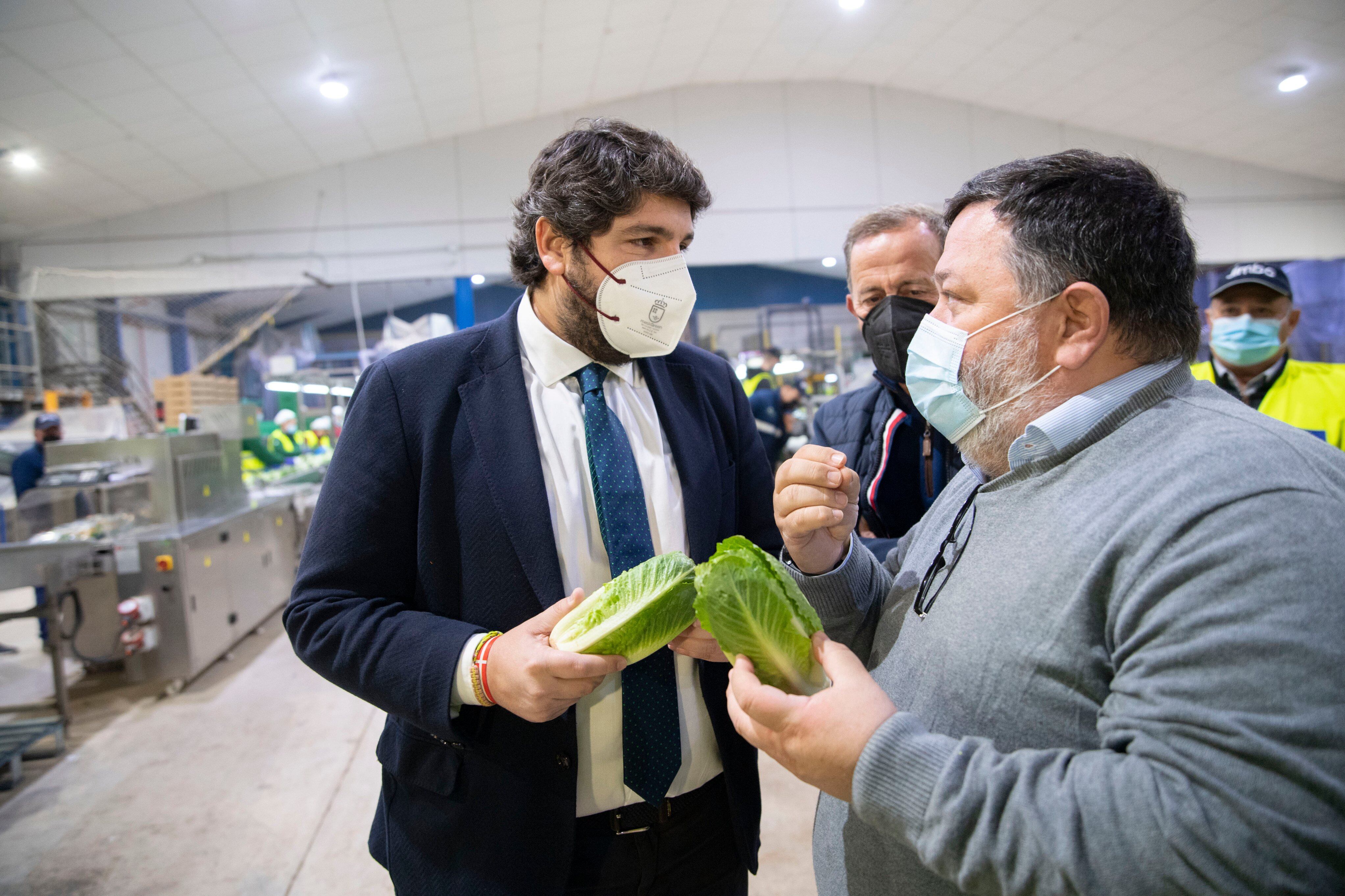 El presidente de la Comunidad, López Miras, visita en Cartagena la cooperativa agrícola Levante Sur