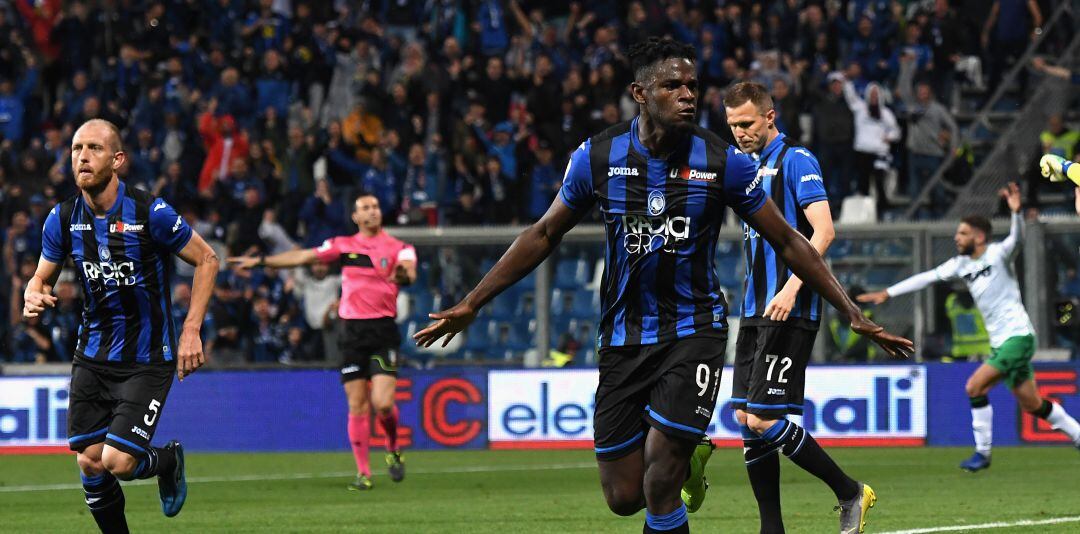 Duvan Zapata celebra uno de los goles del Atalanta ante el Sassuolo