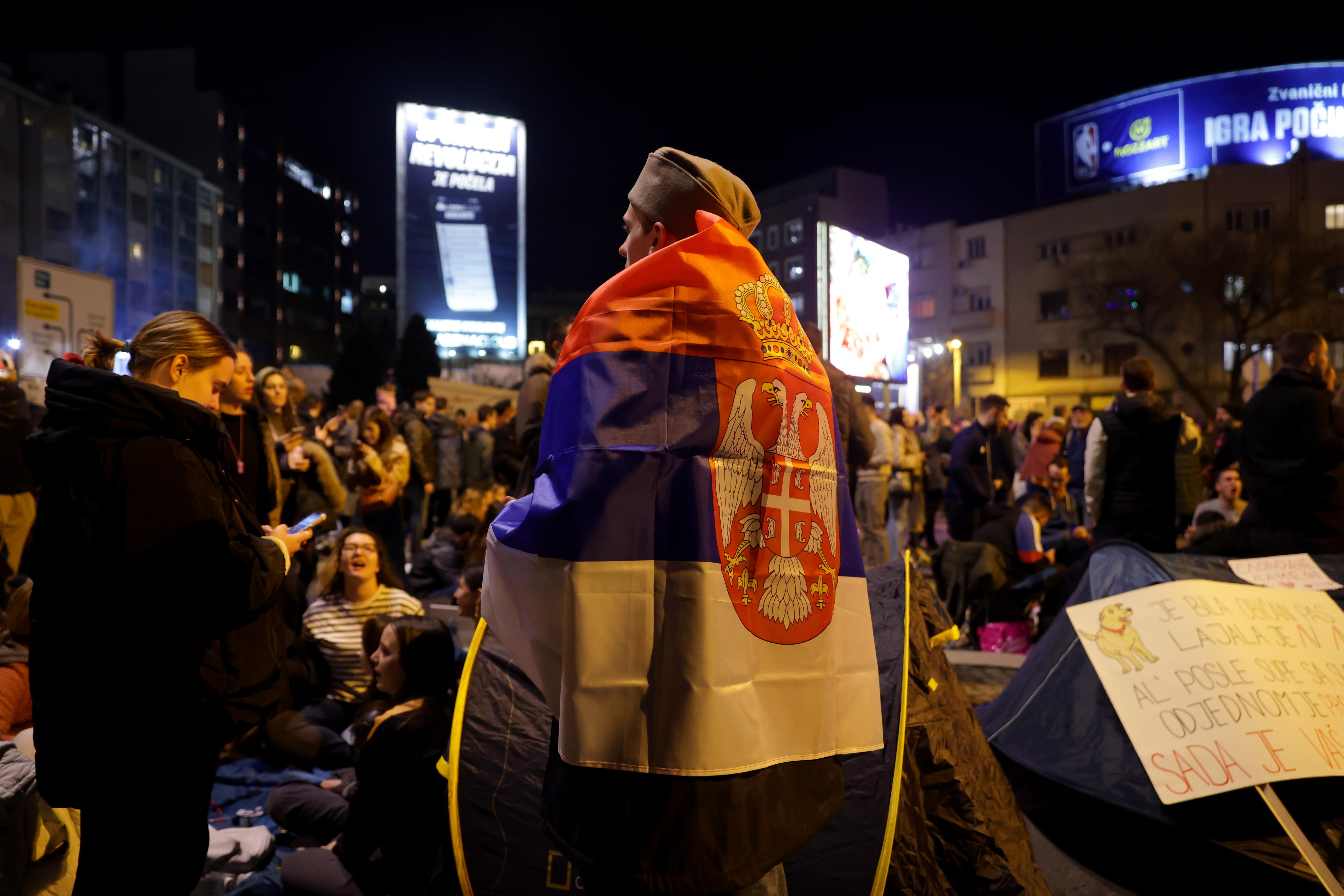 Manifestantes durante el bloque de una avenida de Belgrado en las últimas horas