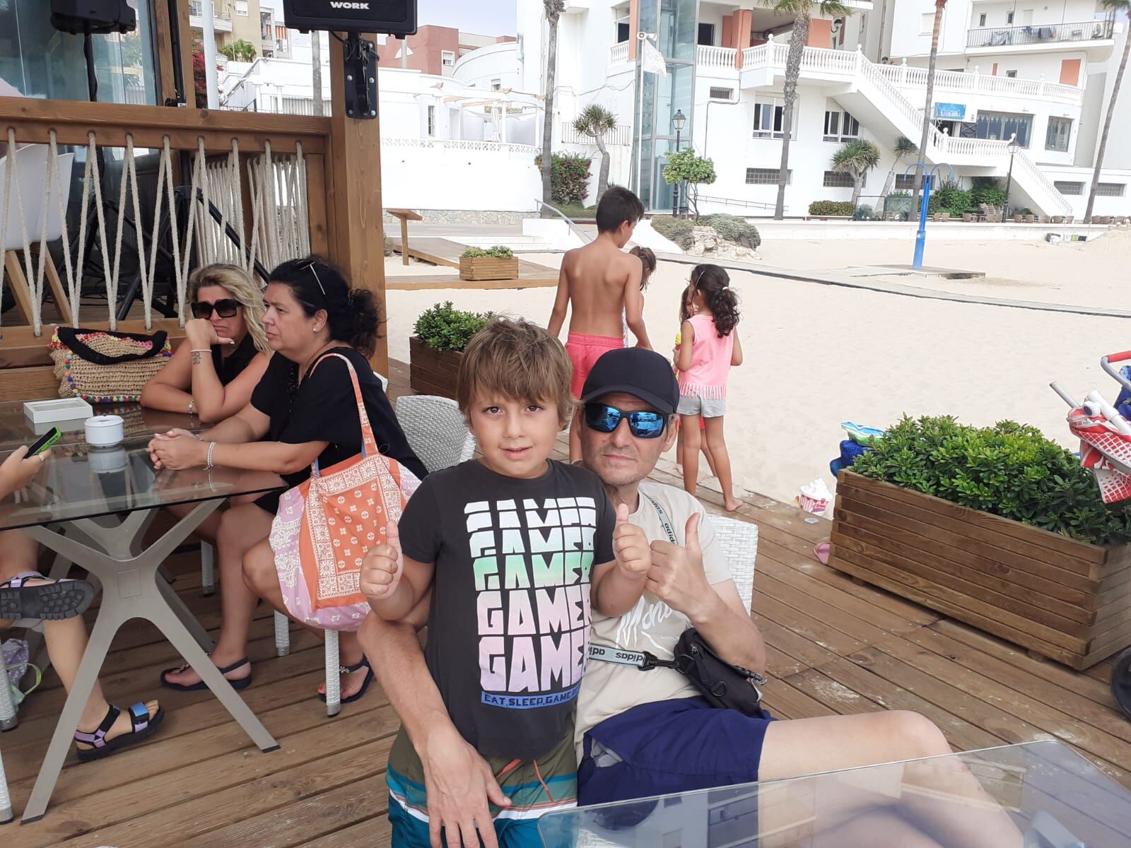 José Antonio Luna junto a su hijo, en una foto tras el accidente