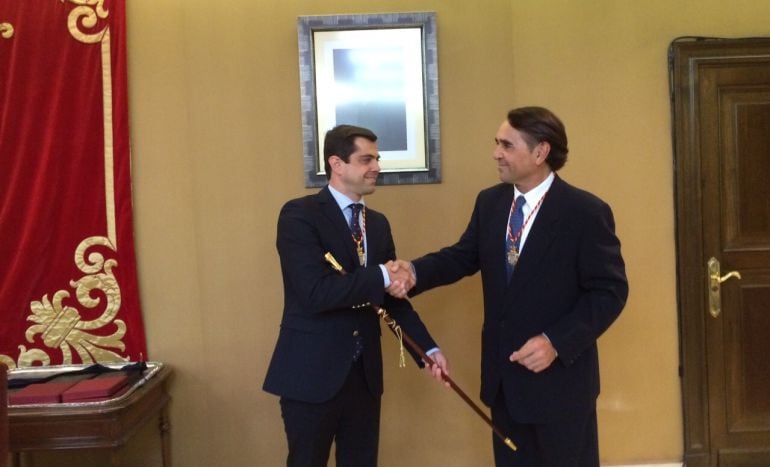 Arturo Gotor, de Ciudadanos (dcha.) da el bastón de alcalde al popular Javier Cuenca (izda.)