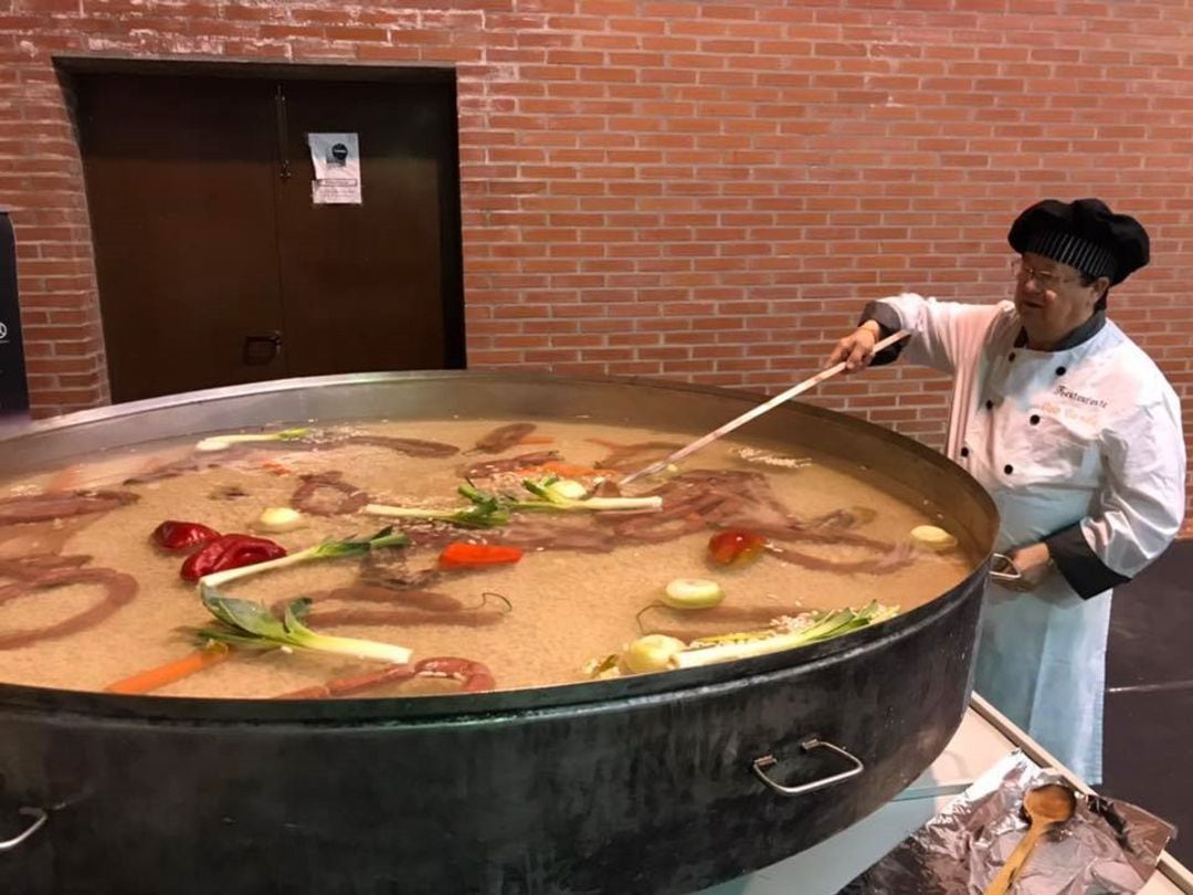 Carmelo Barcenilla, de Restaurante Casa Carmelo de Saldaña (Palencia), preparando una degustación de la Alubia de Saldaña para 800 personas/ Imagen de Archivo