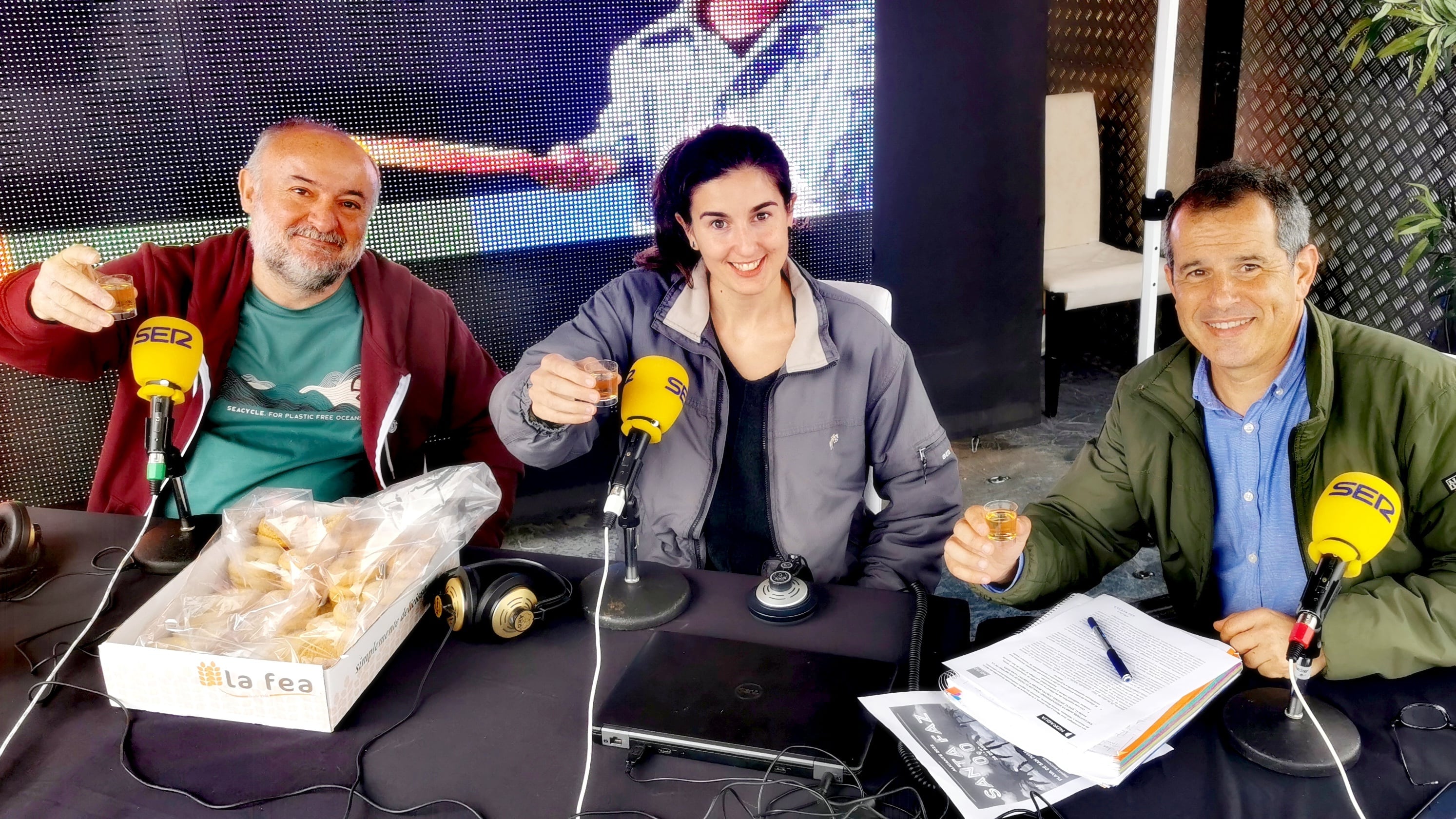 Elías Gomis, Jana Marco y Carlos Arcaya brindan con mistela y rollitos de anís, en Hoy por Hoy Alicante