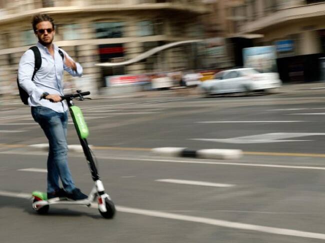 Un usuario de patinete eléctrico