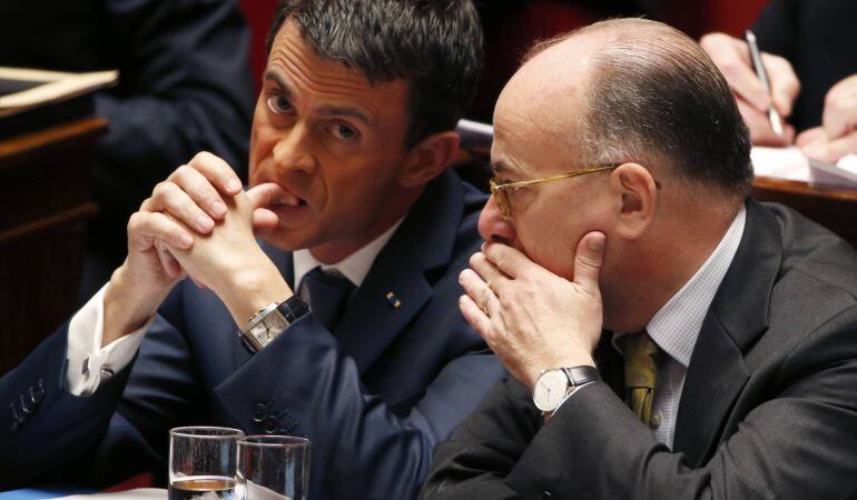 El primer ministro francés, Manuel Valls, y el ministro del Interior, Bernard Cazeneuve.