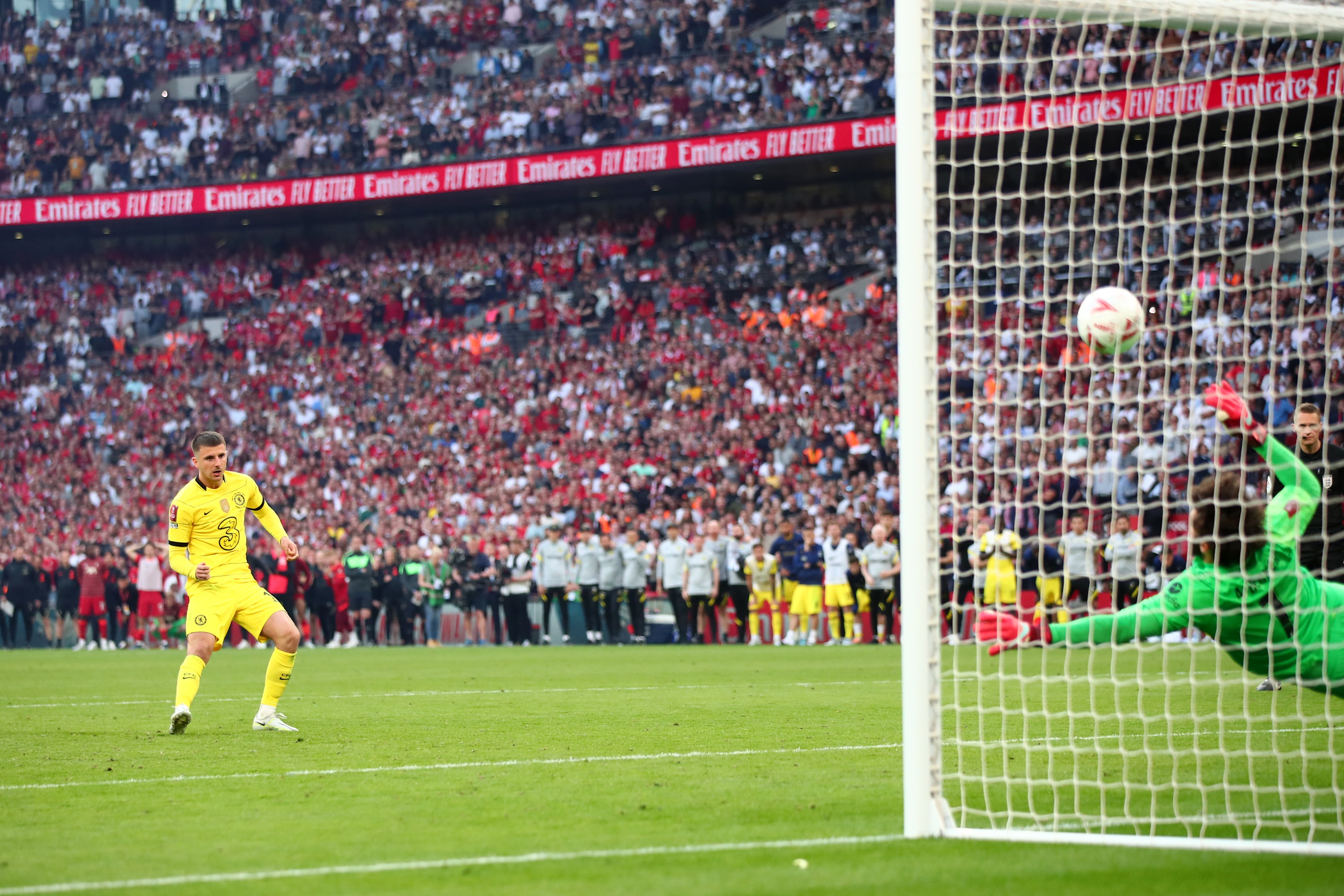 La parada de Alisson a Mount en la tanda de penaltis que decidió la final de la FA Cup a favor del Liverpool