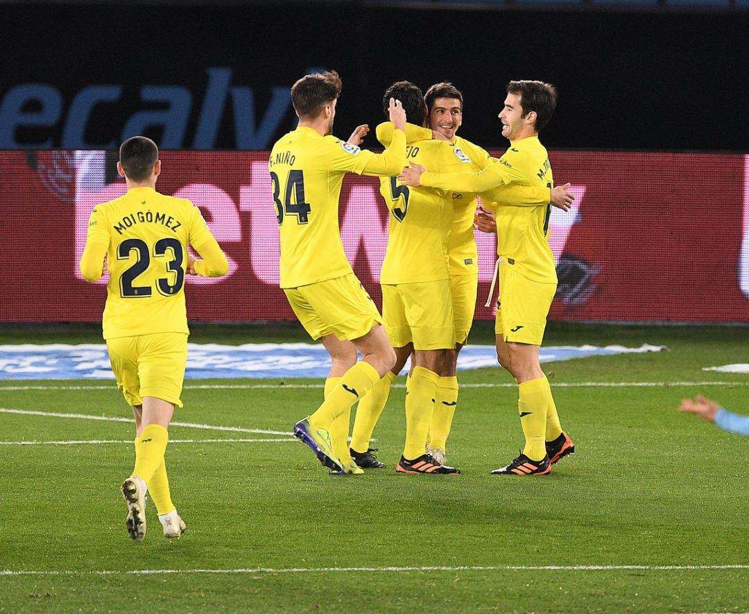 La plantilla del Villarreal celebra uno de los cuatro goles marcados en Balaídos