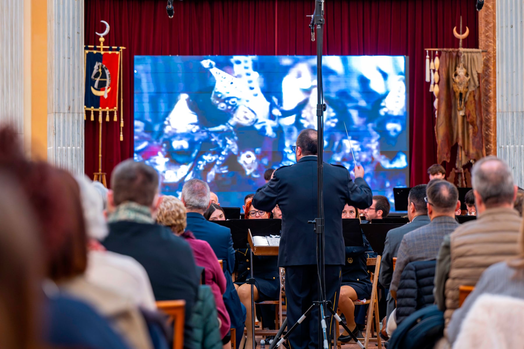 Durant el concert es van projectar imatges relacionades amb la Filà Realistes