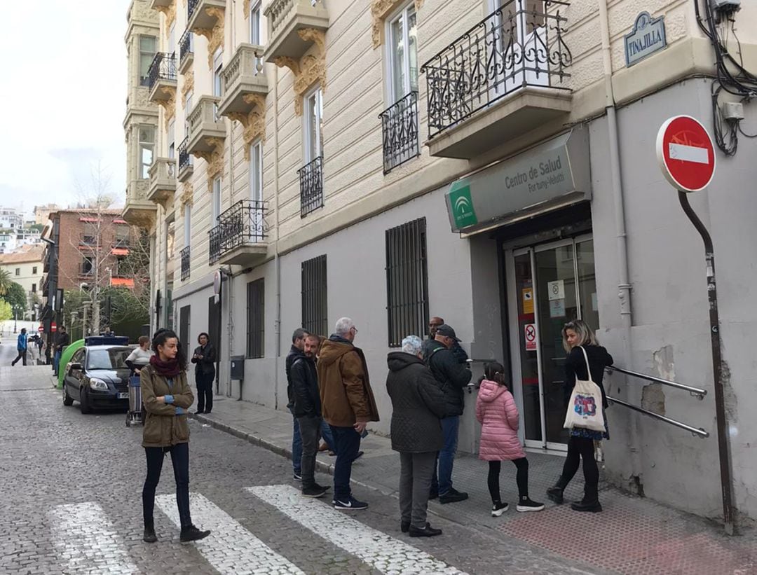 Pacientes esperan este viernes a poder entrar, por turnos, en un centro de salud de Granada