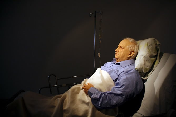 Escultura a tamaño real del presidente israelí Ariel Sharon en estado de coma en la cama de un hospital, expuesta en la galería de arte Kishon de Tel Aviv.