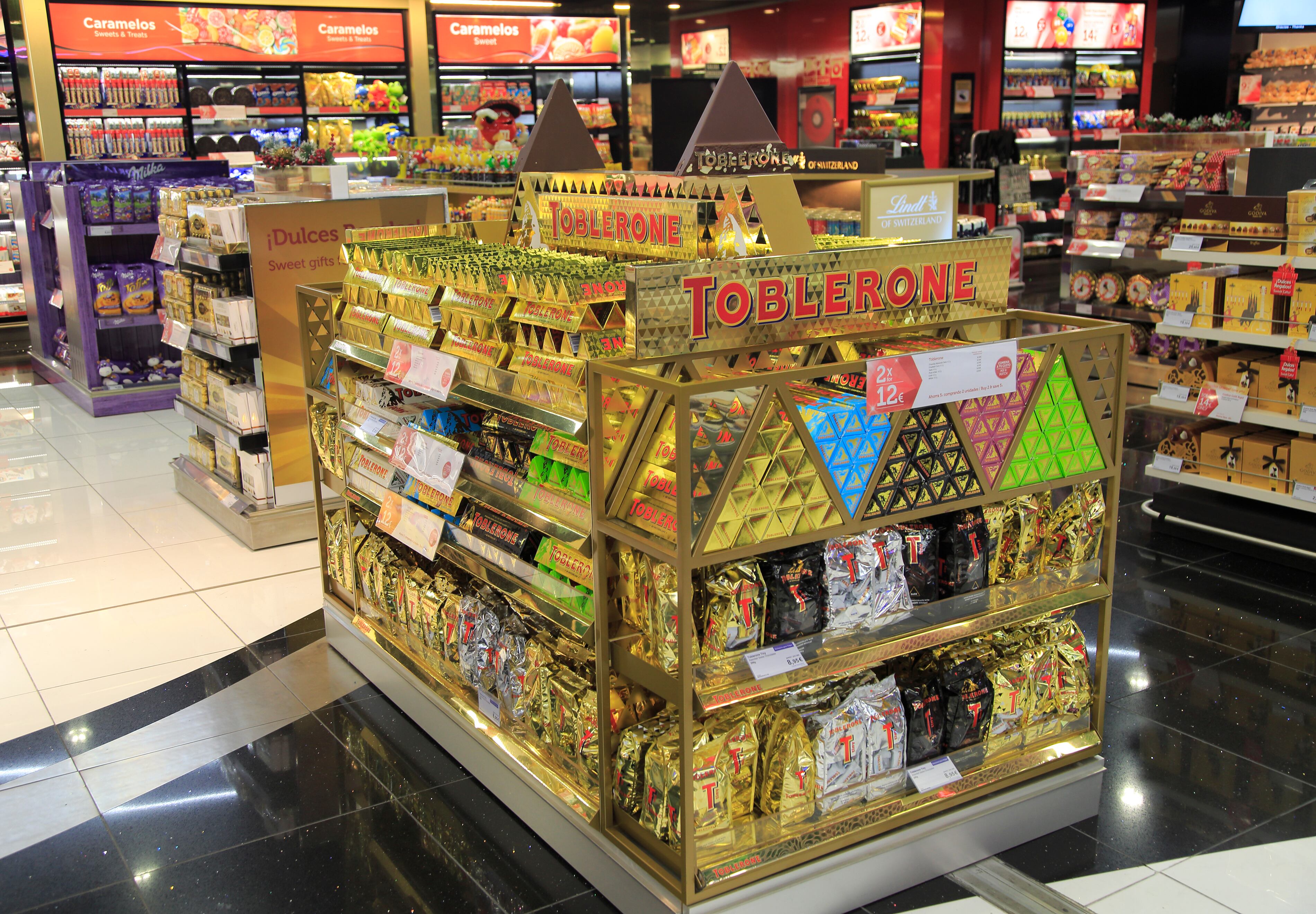 Un escaparate con productos de Toblerone en el Aeropuerto Adolfo Suárez Madrid-Barajas. Universal Images Group / Getty Images.