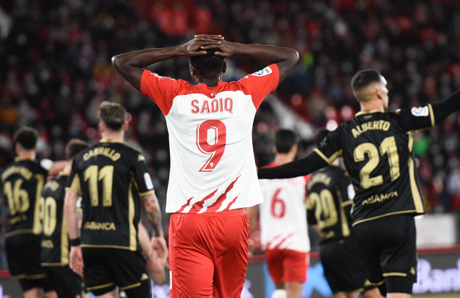 La imagen de la desesperación de Umar Sadiq, que hizo dos goles frente al Lugo.