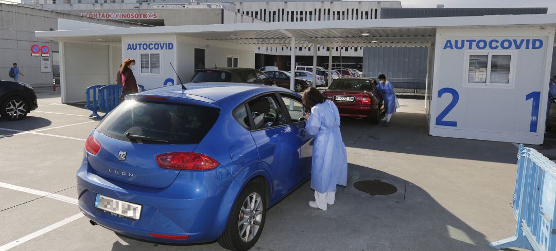 Enfermeras realizan pruebas PCR para la detección del COVID-19 en un 'autocovid'