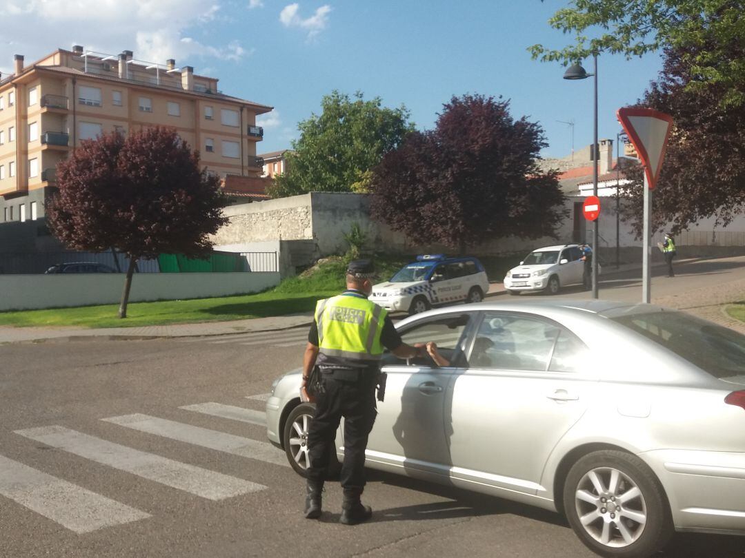 Varios agentes de Policía Local realizan un control de vehículos en las cercanías de un supermercado de Cuéllar en agosto de 2020