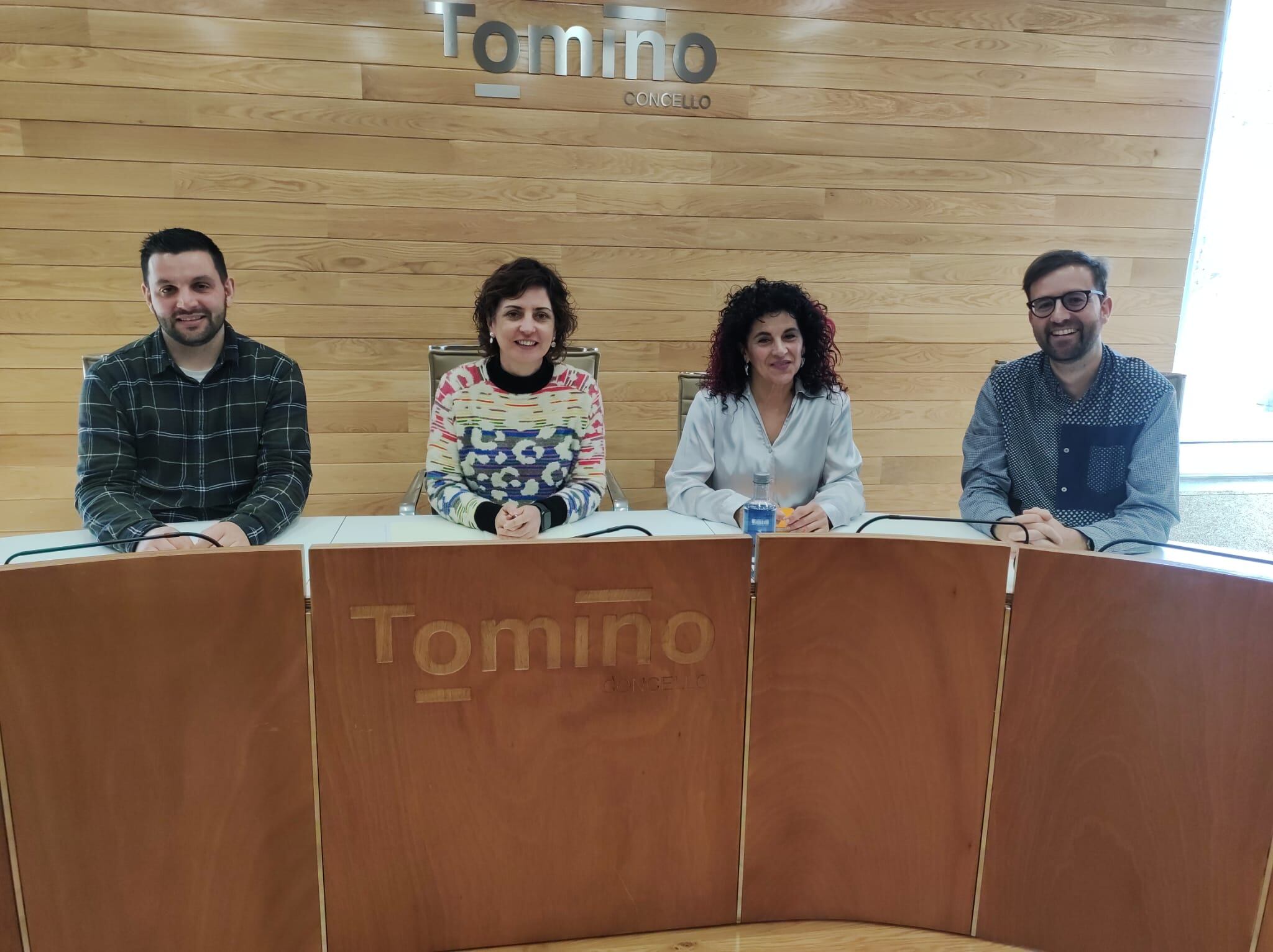 Alexandre Pérez, Sandra González, Pilar Ramos y Pedro Villarroel durante la firma del convenio del concello de Tomiño con la Agrupación Musical de Goián.