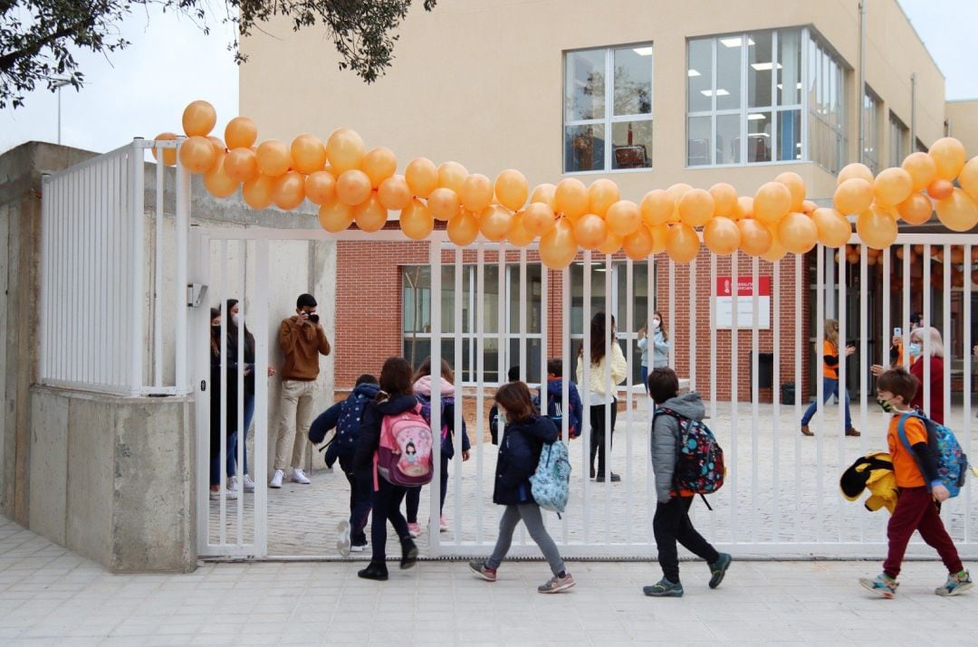 Niños entrando a un colegio valenciano