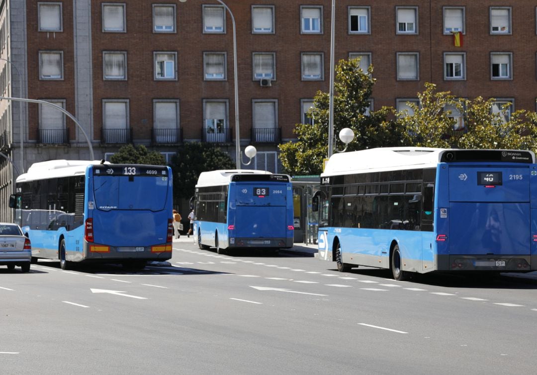 Varios autobuses urbanos de la EMT circulan por las inmediaciones del intercambiador de Moncloa. Archivo.