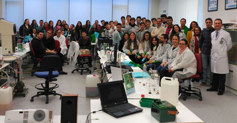 Jóvenes investigadores en una clase práctica de la Universidad de Jaén.