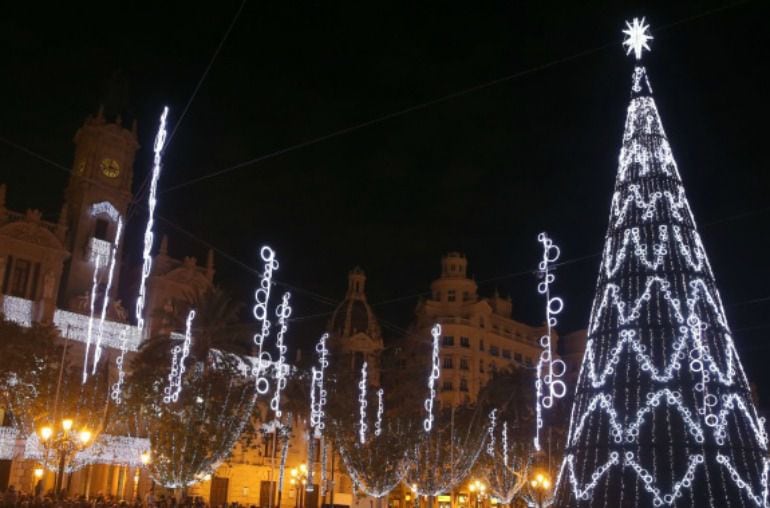 Luces de Navidad en la plaza del Ayuntamiento de València