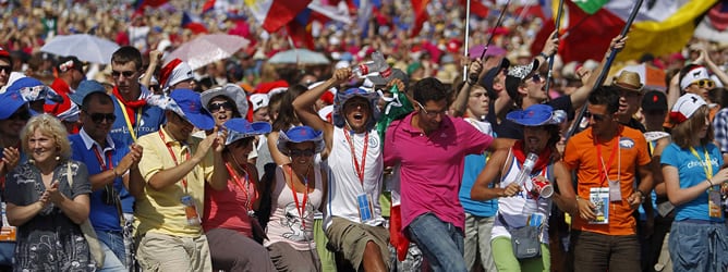 Unos 40.000 jóvenes de todo el mundo, que participarán la próxima semana en la Jornada Mundial de la Juventud, han asistido hoy a una multitudinaria misa en el recinto del Fòrum de Barcelona, que ha oficiado el arzobispo de la ciudad, Lluís Martínez Sista