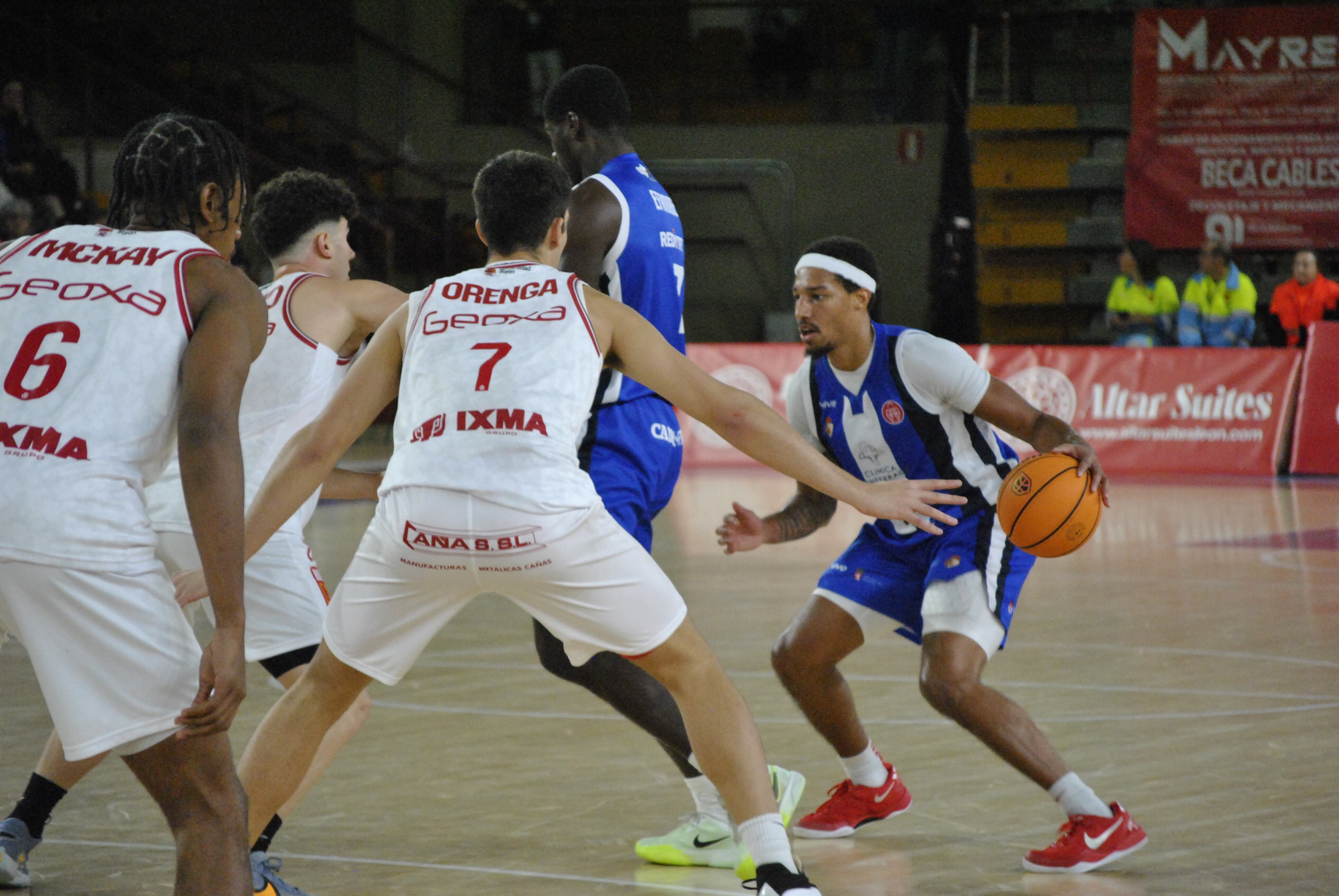 El conjunto berciano no supo jugar en la segunda parte del partido.