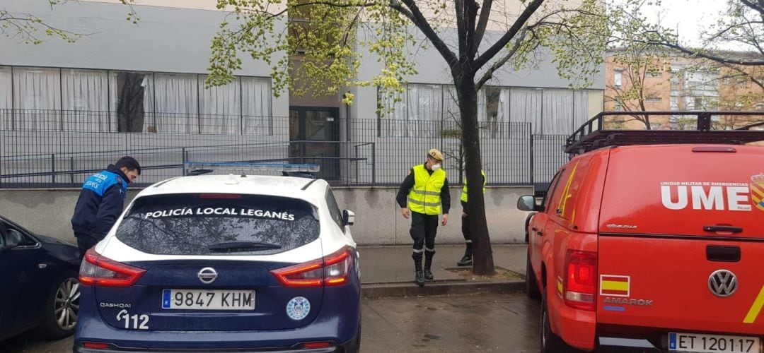 Imagen de la Policía Local de Leganés y la Unidad Militar de Emergencias (UME) en una residencia de Leganes.