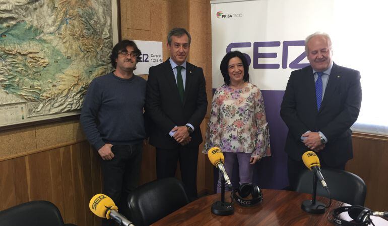 El presidente de Eurocaja Rural, Javier López, (segundo por la izquierda) junto a la directora de SER Cuenca, Aurora Duque; el director territorial de la entidad en Cuenca, Higinio Prior (d); y el director de Hoy por Hoy Cuenca, Paco Auñón