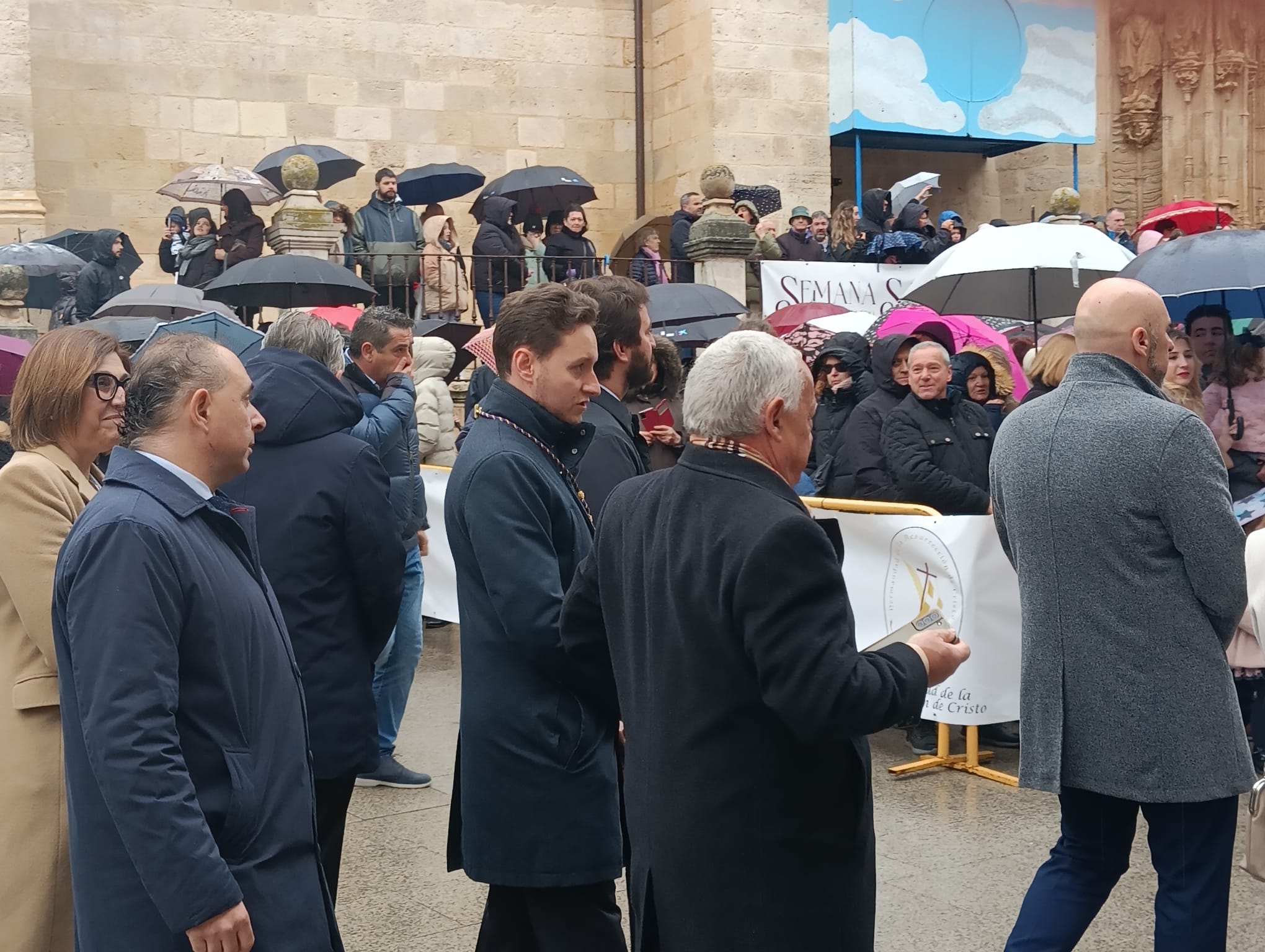 El alcalde, Antonio Linaje, durante la breve procesión, acompañado del consejero de Cultura (a su izquierda), Gonzalo Santonja, y del vicepresidente de la Junta, Juan García Gallardo