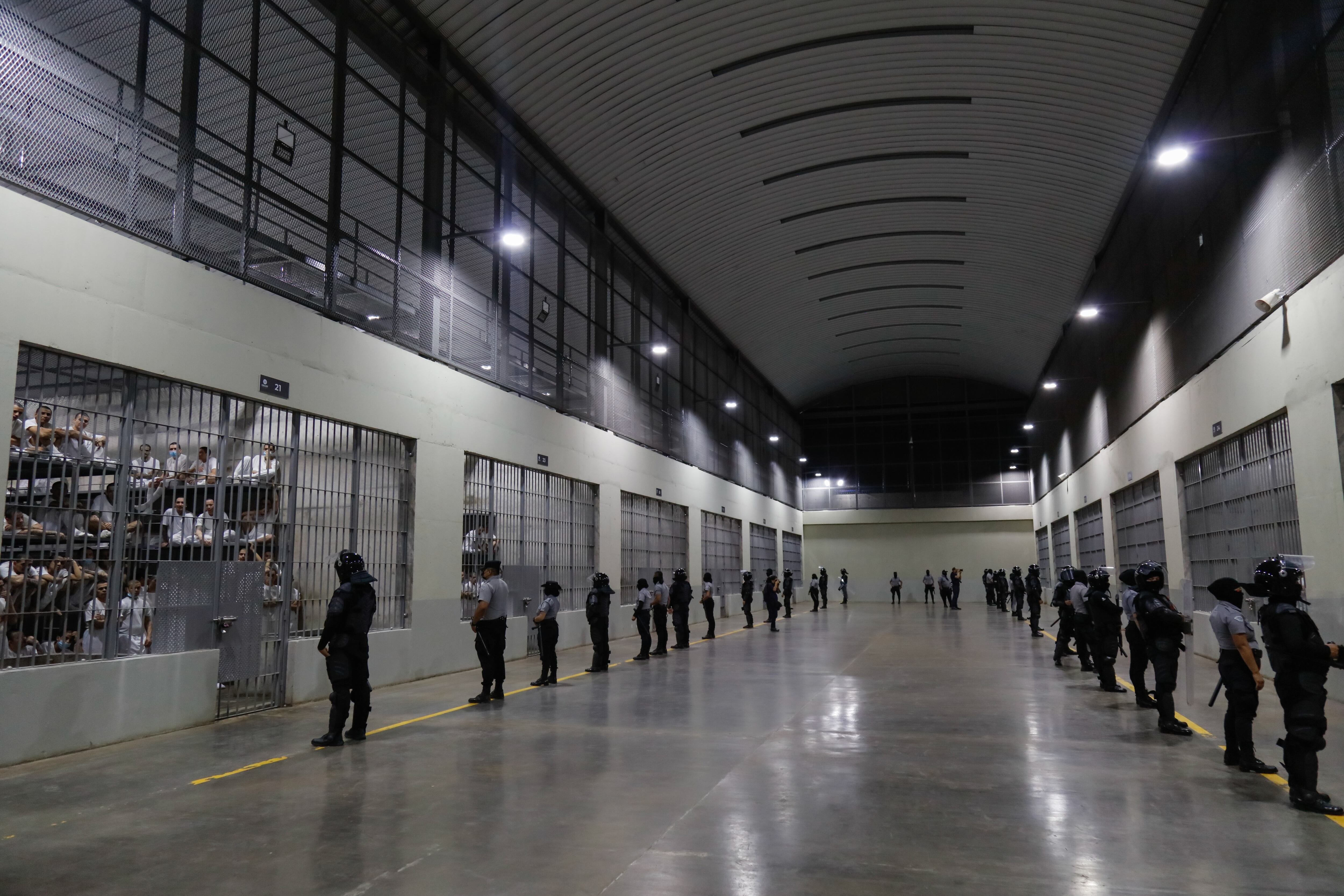 Prisioneros son vigilados en sus celdas por guardias del Centro de Confinamiento del Terrorismo (Cecot), en Tecoluca, San Vicente, El Salvador, el 6 de febrero de 2024. Getty Images.
