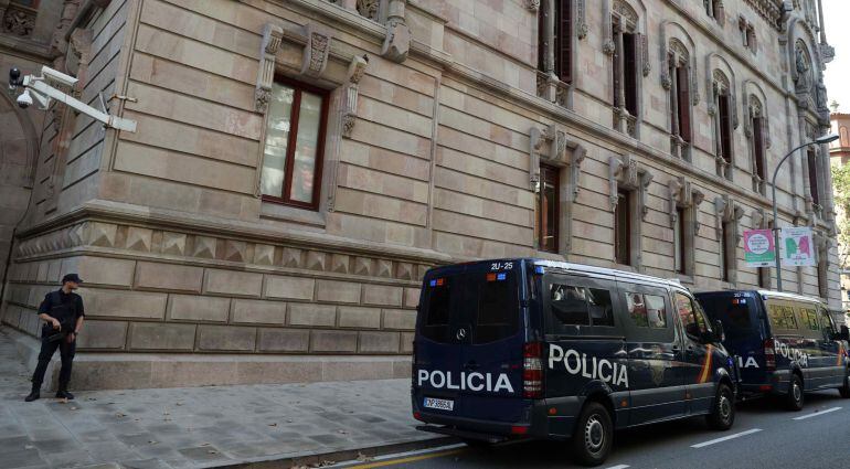 Furgonetas de la Policía Nacional, ante el edificio de la Audiencia de Barcelona.