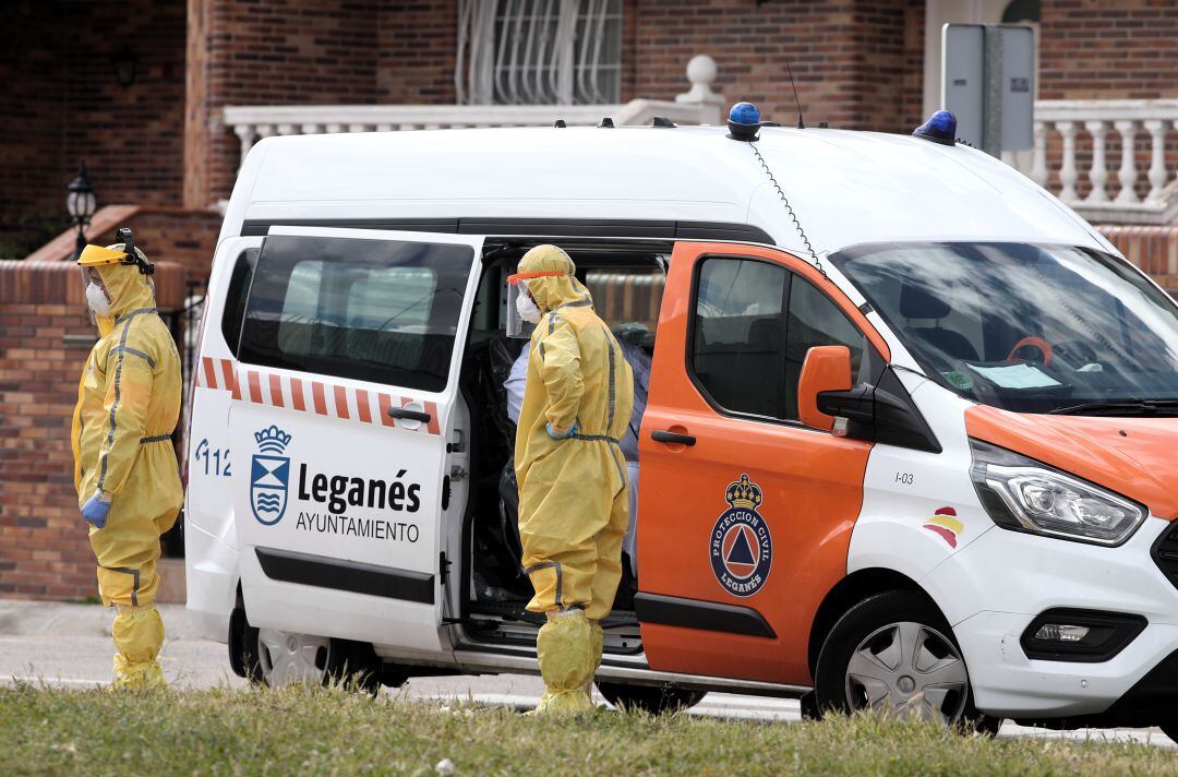 Varios bomberos protegidos esperan el traslado de un paciente desde el hospital de campaña que se instaló en el polideportivo Carlos Sastre de Leganés. La imagen corresponde al 1 de abril.