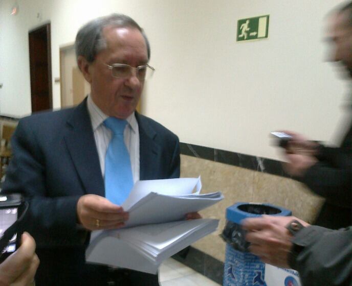 El presidente de la Audiencia Provincial entrega la copia de la sentencia del &quot;caso Arroyo&quot; a los periodistas