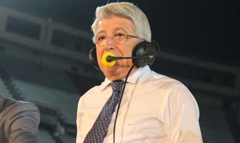 Cerezo se levanta de su asiento para hablar de Tebas