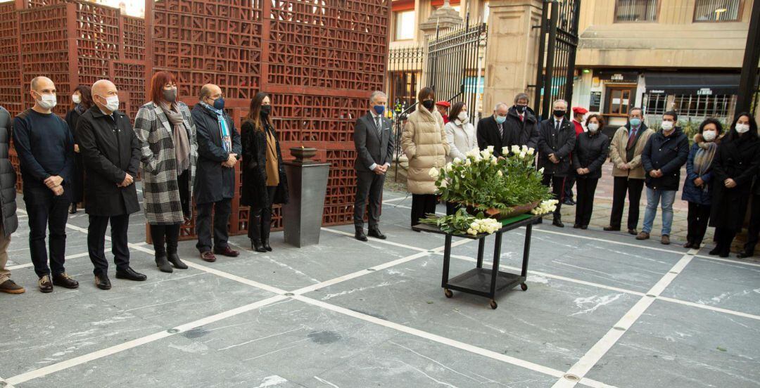 El lehendakari, Iñigo Urkullu (c), y representantes de todos los partido representados en el Parlamento Vasco excepto PP y Vox, , durante la ofrenda floral realizada este miércoles en la sede del Legislativo autonómico en Vitoria con motivo de la conmemoración del Día de la Memoria, en recuerdo a las víctimas del terrorismo.