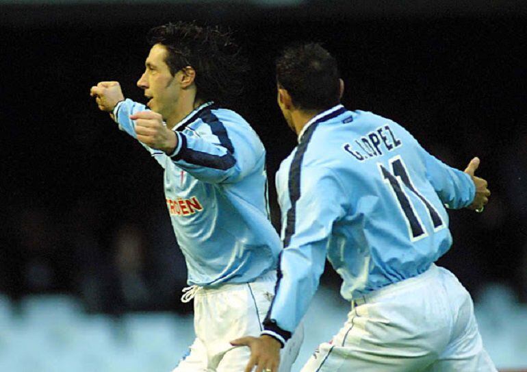 Mostovoi celebrando uno de sus goles con la camiseta del Celta.