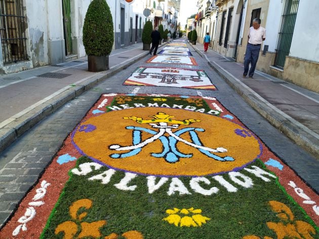 Alfombras realizadas por los jóvenes en la calle Merced