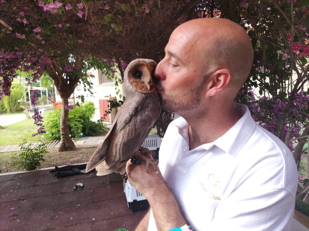 Juanfran Martínez, presidente de Magic Eagle, durante una actividad con aves rapaces